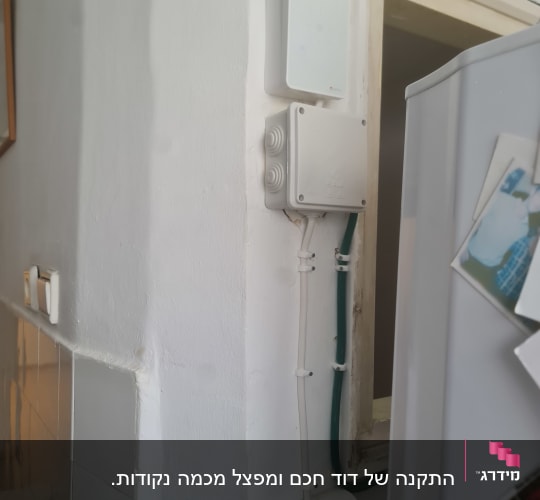 תמונה של התקנה חשמלית עם שקעים וכבלים